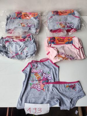Lot composé d’environ 30 ensembles de sous-vêtements pour en…