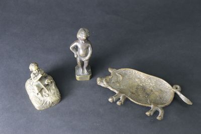 Lot comprenant: - sujet Manneken Pis en bronze. Haut. 9.5 cm