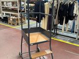 une photo d'un portant avec des vêtements accrochés dessus