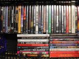 beaucoup de DVD sur une étagère dans la pièce