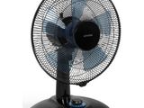 gros plan d'un ventilateur sur un support sur fond blanc
