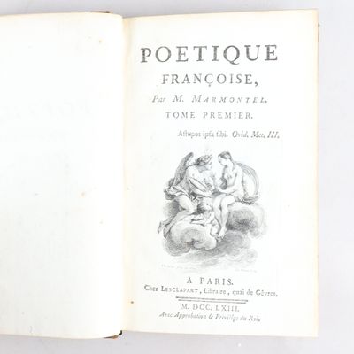 un livre ouvert sur lequel figure le dessin d'un homme tenant un bébé dans ses bras