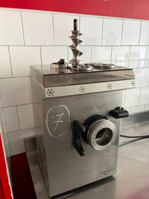 une machine posée sur le comptoir d'une cuisine