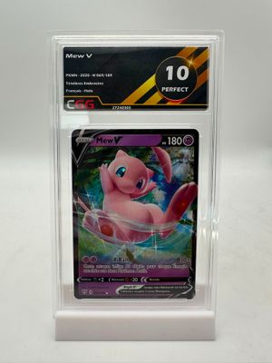 un gros plan d'une carte Pokémon dans une boîte transparente