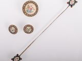 un gros plan d'un collier, d'une broche et de boucles d'oreilles posés sur une surface blanche