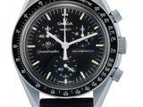 un gros plan d'une montre sur un fond blanc avec un fond blanc