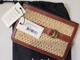 un sac et un sac à main avec une étiquette dessus