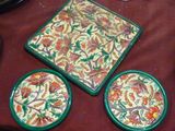 des assiettes et des bols posés sur une table recouverte d'une nappe rouge