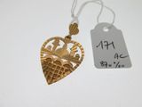 un collier en forme de cœur en or sur lequel est accrochée une étiquette de prix