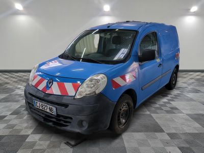 la photo d'une camionnette bleue garée dans un garage
