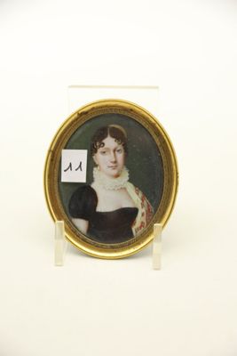 un portrait ovale représentant une femme en robe noire, dans un cadre doré