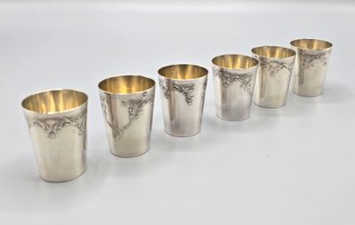 un ensemble de six tasses en argent ornées de motifs