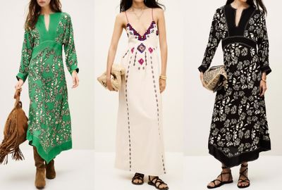 trois femmes en robe longue et sandales, debout les unes à côté des autres