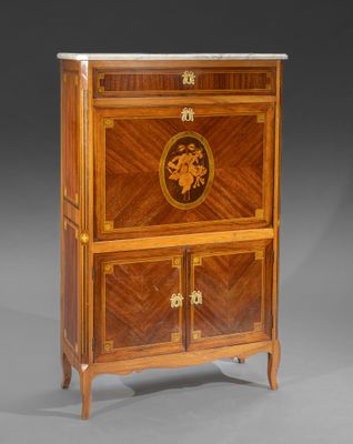 une armoire ancienne en bois à deux portes, ornée d'un lion sur la façade