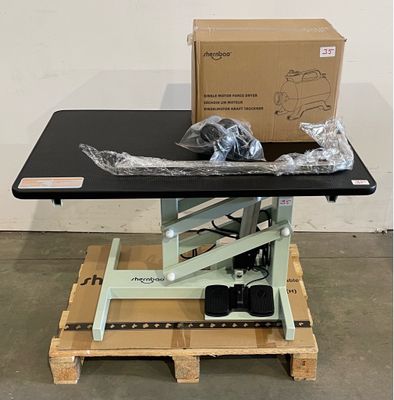 une table noire sur laquelle se trouvent une boîte et une paire de ciseaux