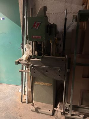 une machine qui se trouve dans le coin d'une pièce
