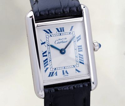 une image d'un gros plan d'une montre-bracelet avec des chiffres romains