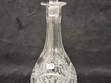 une image représentant une carafe en verre sur fond noir