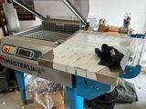 une machine posée sur une table dans une pièce