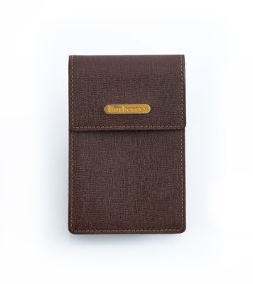 un porte-cartes marron orné d'une barre dorée sur le devant