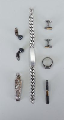 beaucoup de bijoux en argent sur une surface blanche