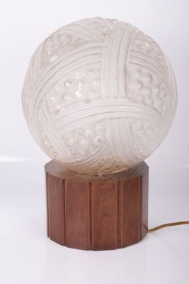 une image représentant une lampe sur laquelle est posée une pelote de laine