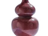 un vase rouge empilé les uns sur les autres