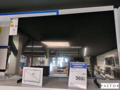 une photo d'un téléviseur exposé dans un magasin