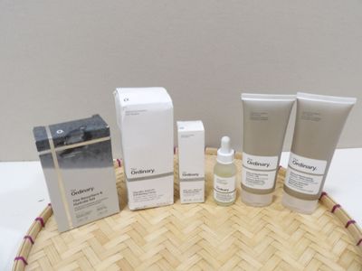 tout un tas de produits de soin pour la peau posés sur une table