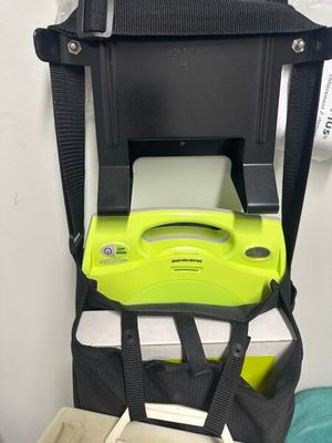 un sac noir muni d'une poignée jaune et d'une poignée verte