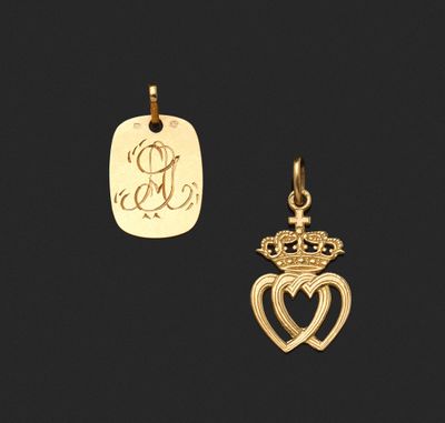 deux pendentifs en or avec des initiales et un cœur