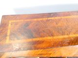 table en bois avec un plateau en bois sur fond blanc