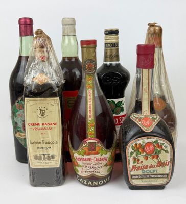 plusieurs bouteilles d'alcool sont alignées sur une surface blanche