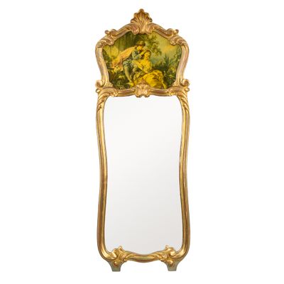 un grand miroir doré orné d'un motif floral