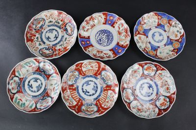 JAPON: 6 asiettes en porcelaine à décor Imari.