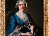 portrait d'une dame avec un chat et un chien, dans un cadre doré
