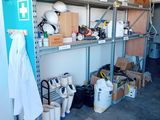 une pièce avec beaucoup d'objets sur les étagères