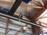 une grue suspendue au plafond d'un bâtiment