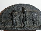 une sculpture représentant un homme et une femme sur un rocher