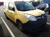 une petite camionnette jaune garée dans un parking