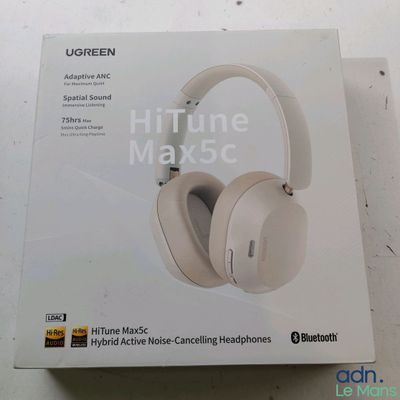 la boîte d'un casque posée sur une table