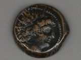 une vieille pièce de monnaie représentant un homme et une femme