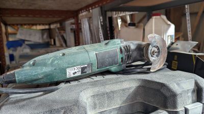 une perceuse posée sur une caisse dans un garage