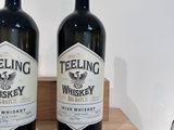 Deux bouteilles de whisky sont exposées sur une étagère