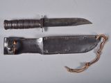 un couteau et un porte-couteau sur une table