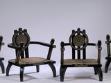 trois chaises en bois ornées de motifs noirs et dorés sur fond blanc