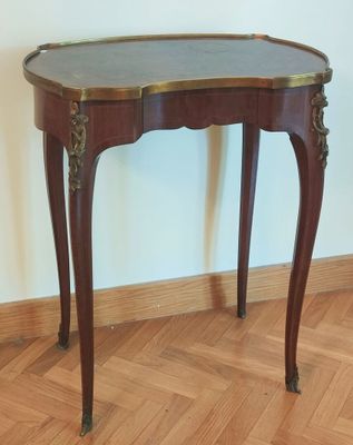 une petite table en bois avec un plateau en marbre, posée sur un parquet en bois massif