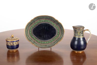 une table sur laquelle se trouvent une assiette, un pichet et une tasse