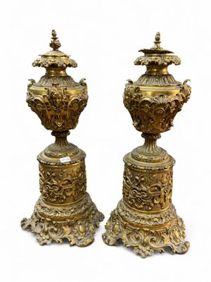 une paire d'urnes anciennes en laiton sur des socles, sur fond blanc