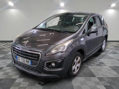 la photo d'une voiture grise garée dans un garage